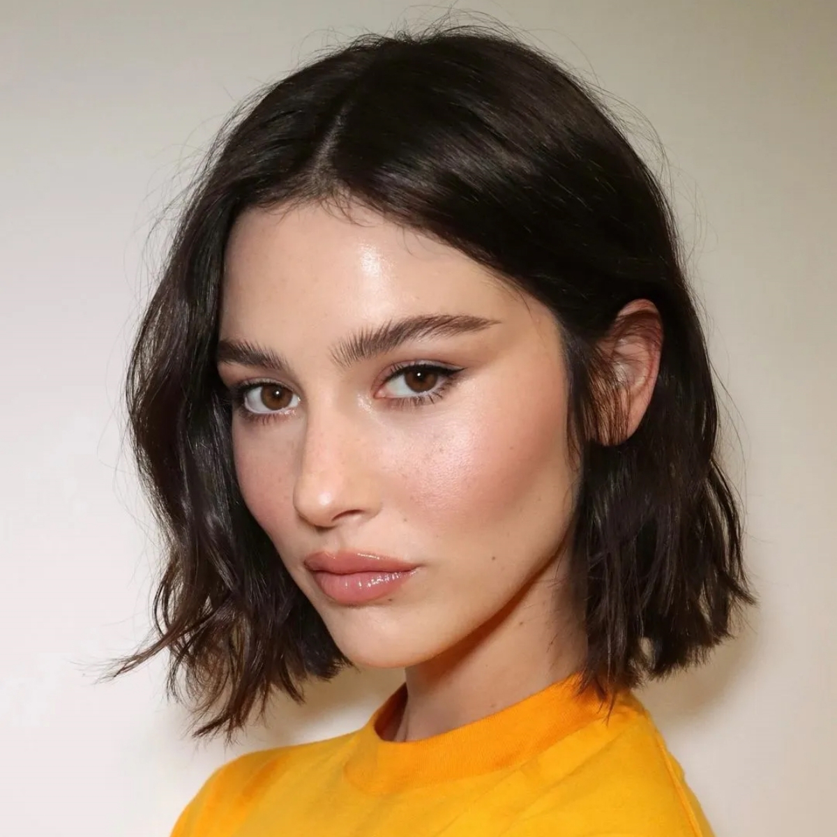 Model dengan gaya rambut Italian bob