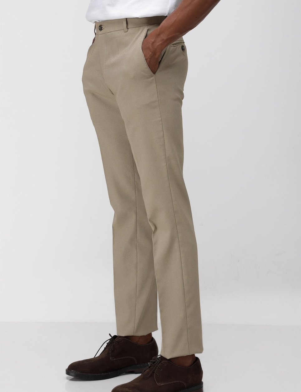 Model mengenakan chino pants