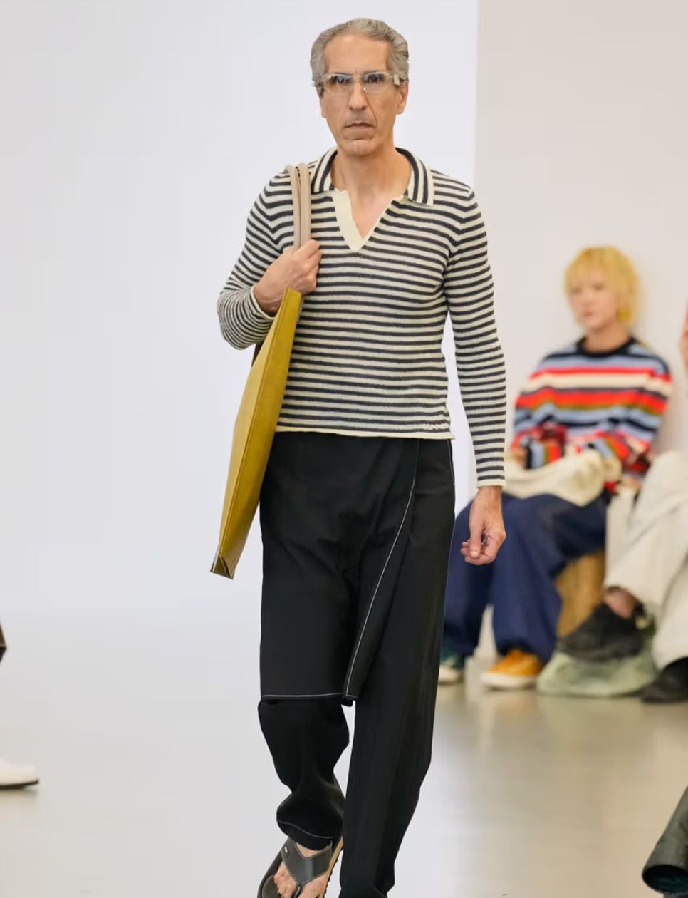 Sunnei Spring/Summer 2025 Collection Milan Fashion Week Runway Look 2. Sumber gambar: Hybebeast.com