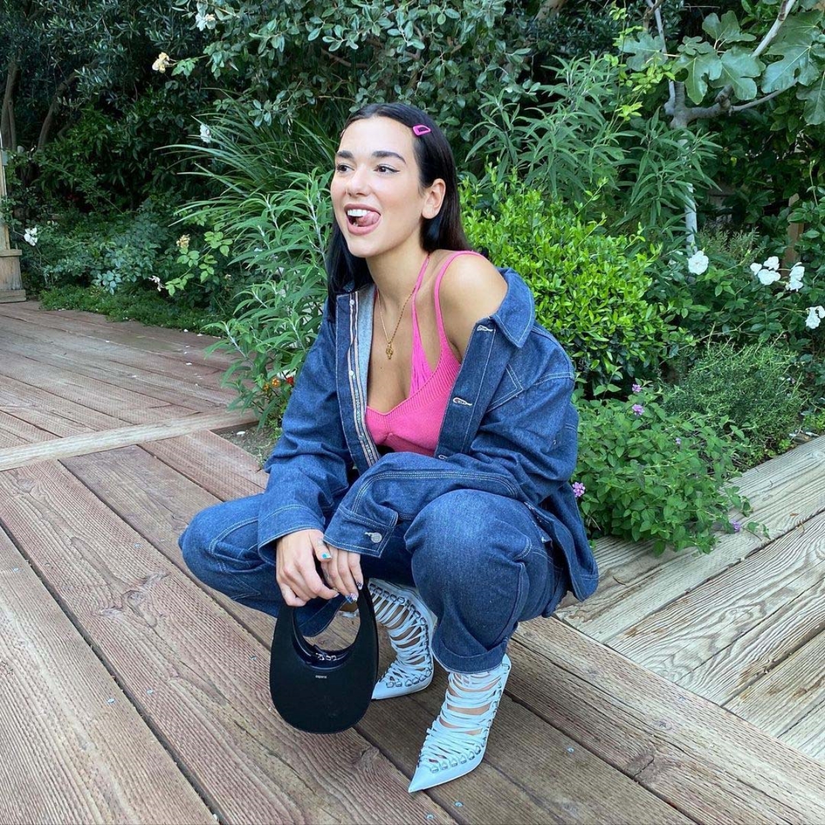 Dua Lipa dengan koleksi tas Coperni Swipe Calfskin Leather Bag Black