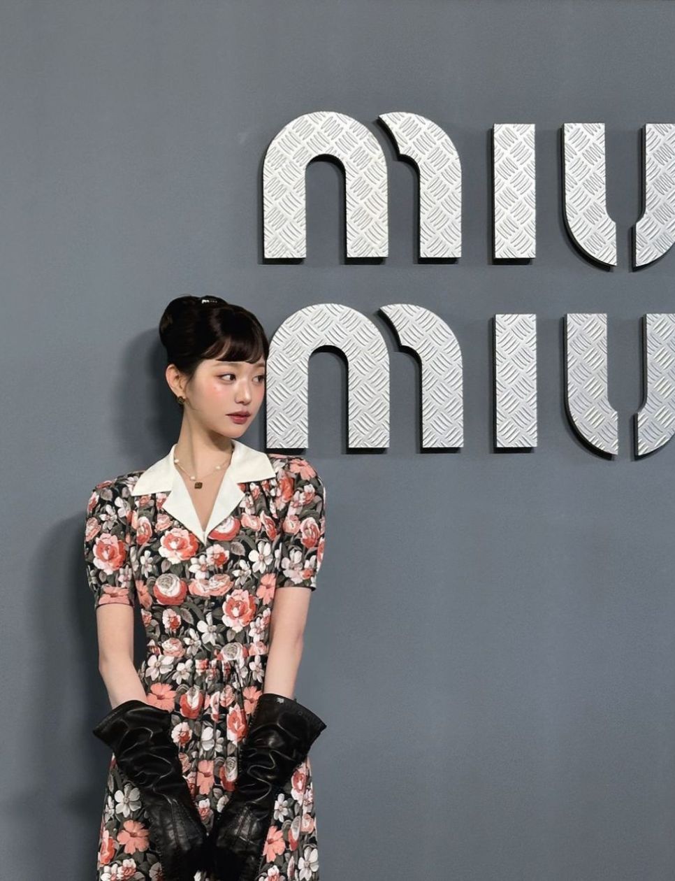 Jang Wonyoung yang tampil mirip Audrey Hepburn dalam salah satu event Miu Miu