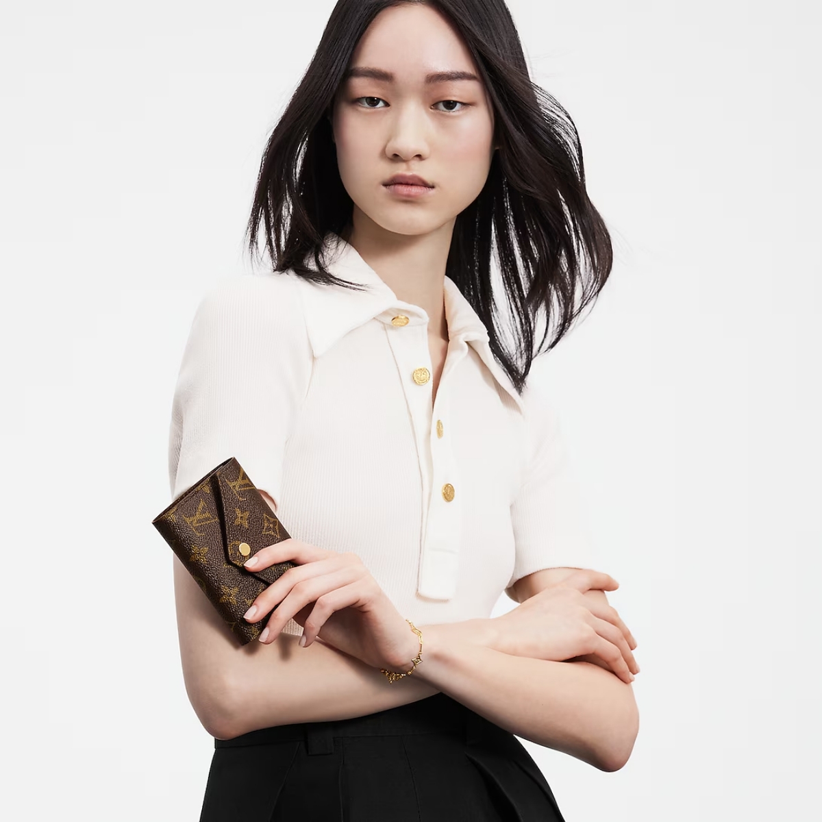 Model memakai dompet Louis Vuitton (Sumber foto: https://id.louisvuitton.com/)