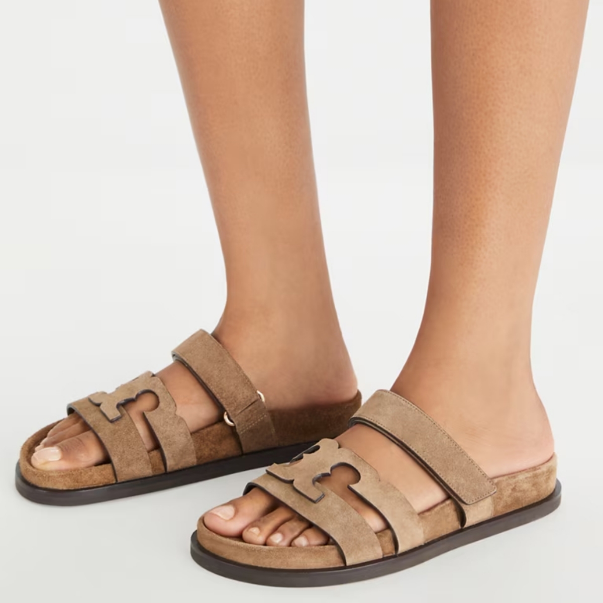 Model memakai sandal Tory Burch Ines Sport Slide (Sumber foto: https://toryburch.co.id)