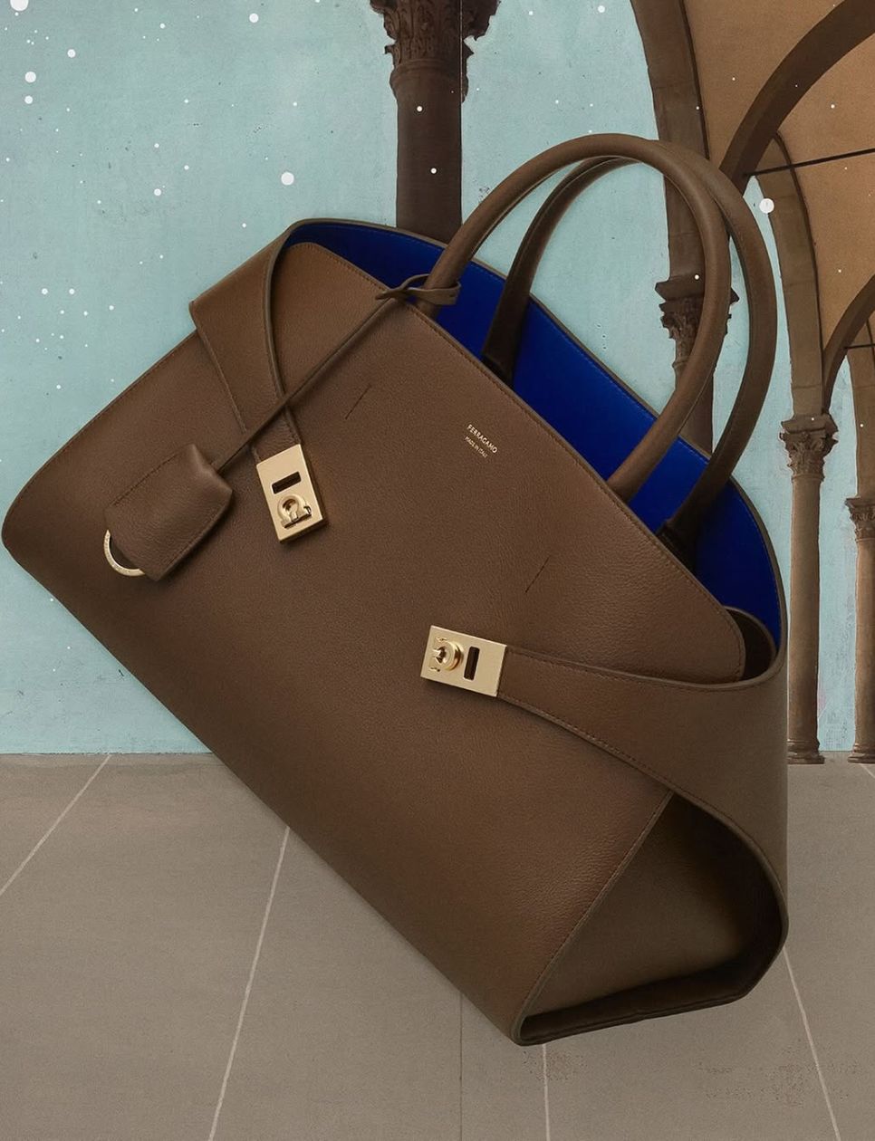 Hug Bag bicolor dengan kombinasi warna yang elegan (sumber gambar: instagram.com/ferragamo)