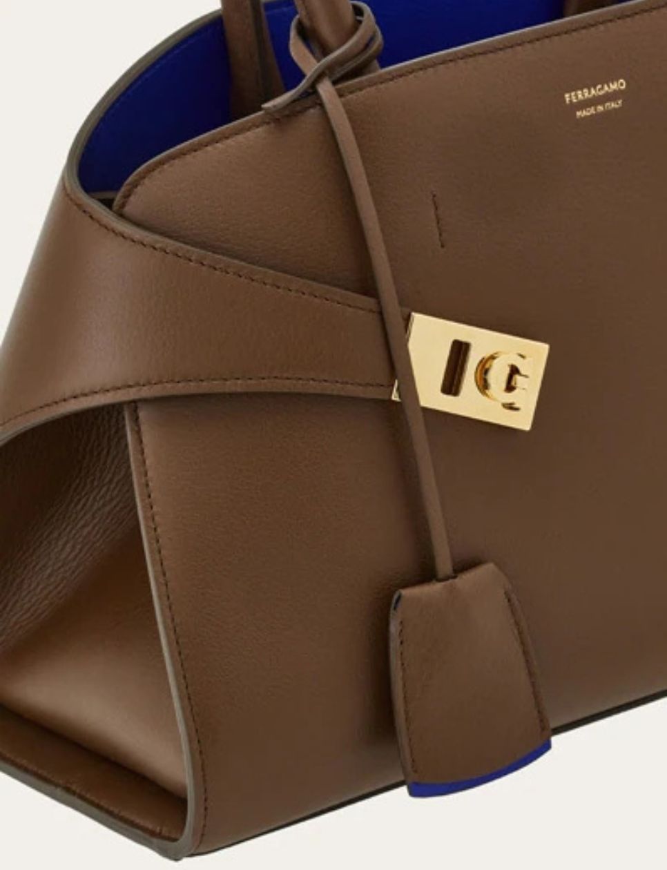 Gancini hardware closure di Hug Bag Bicolor (sumber gambar: ferragamo.com)