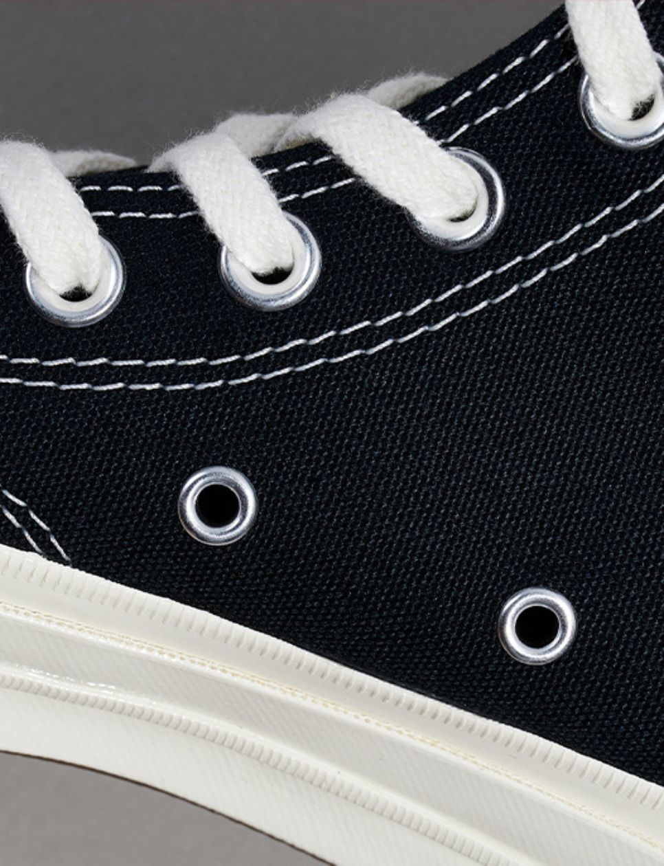 Eyelet pada sepatu Converse x CDG yang asli (sumber gambar: realstyle.therealreal.com)