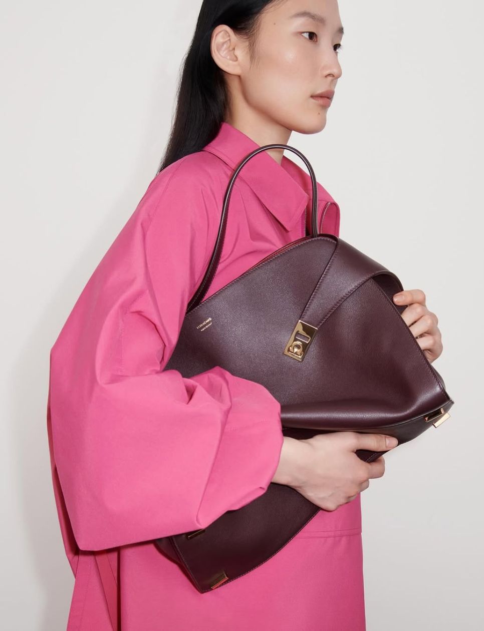 Hug bag yang dipadukan dengan kemeja berwarna shocking pink (sumber gambar: instaram.com/ferragamo)