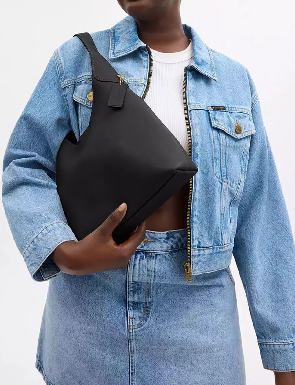 Brooklyn 28 Grained Leather Shoulder Bag Black (sumber gambar: voila.id)