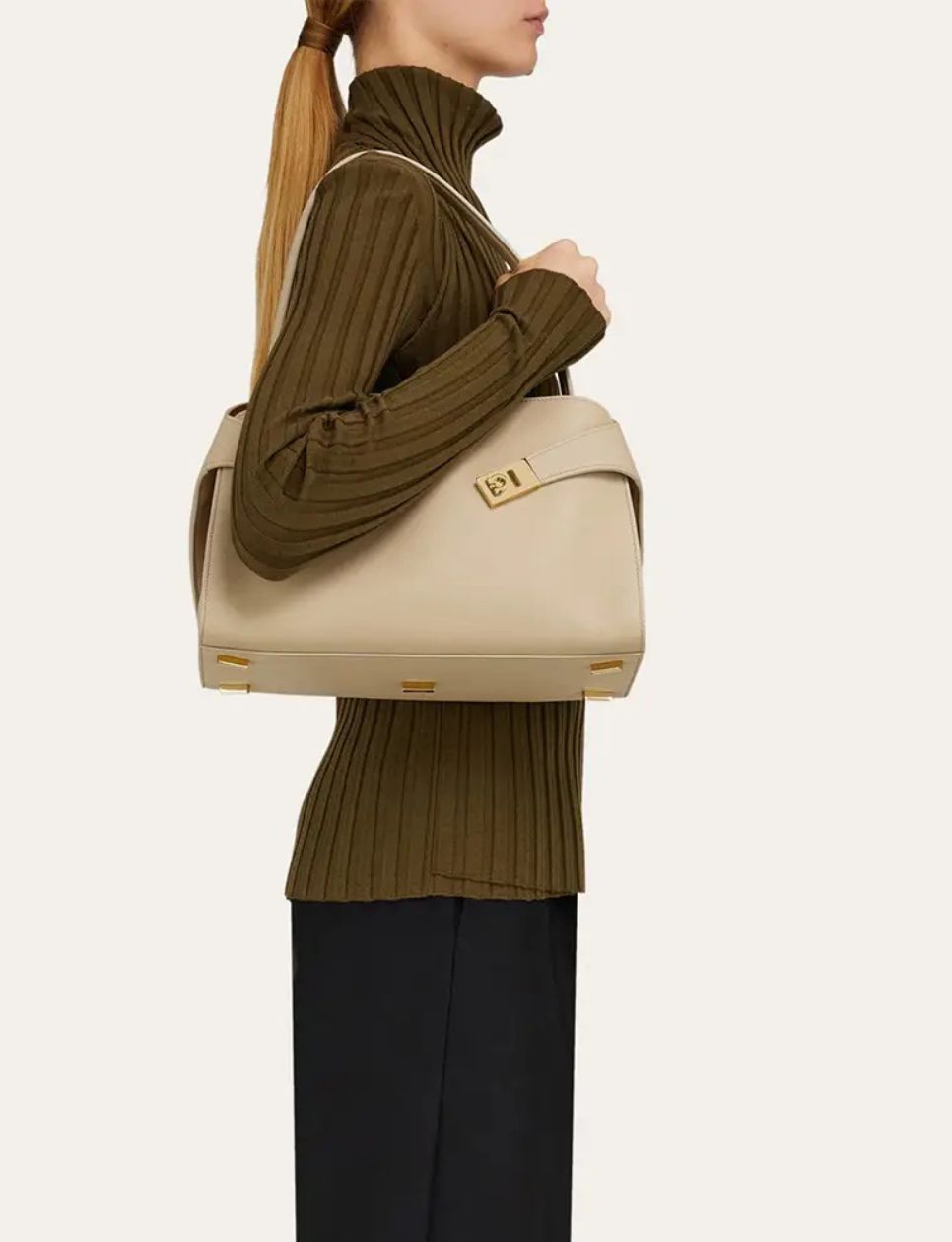 Hug bag bicolor stone (sumber gambar: ferragamo.com)