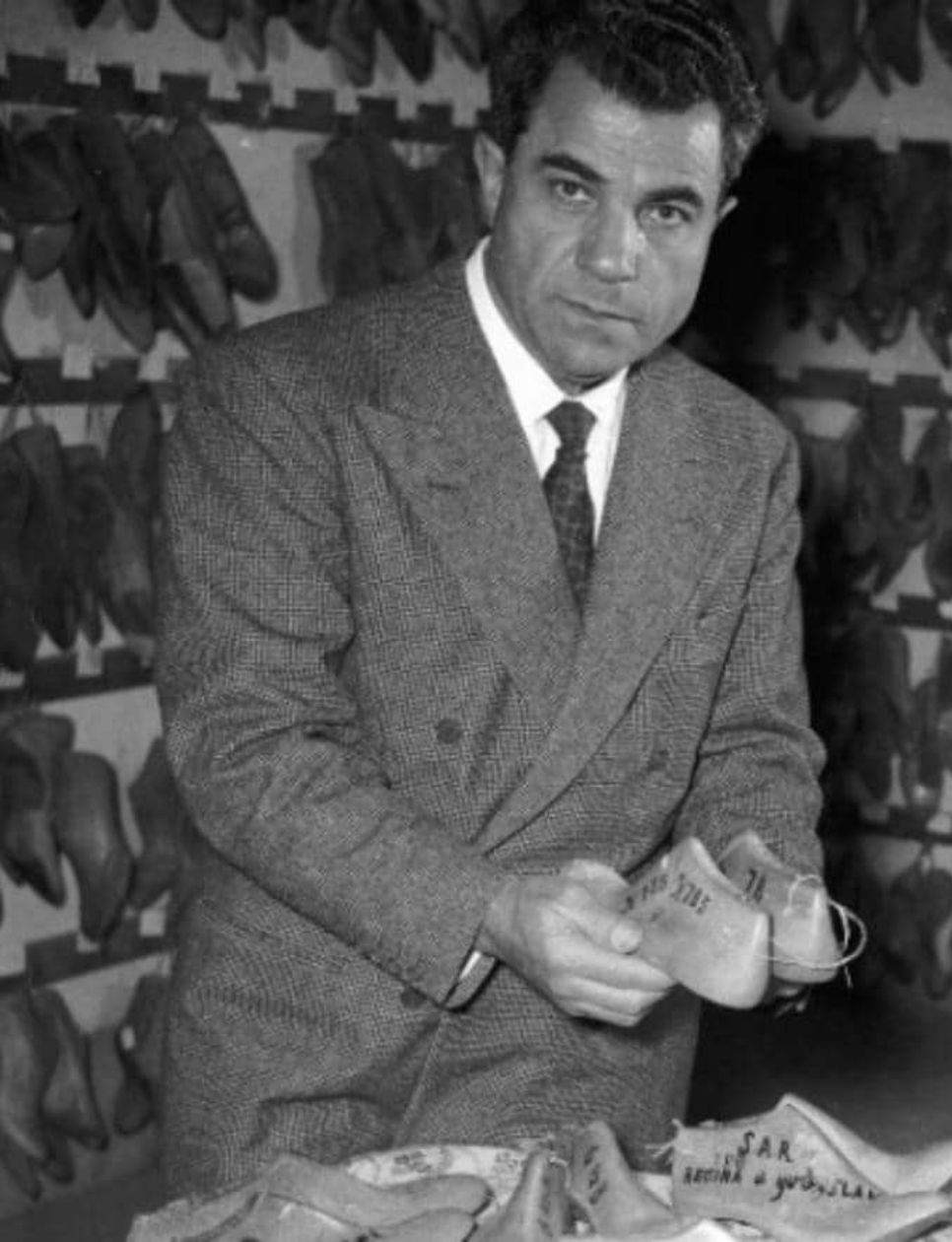 Salvatore Ferragamo, The Shoemaker to the Stars (sumber gambar: uncommonandcurated.com)