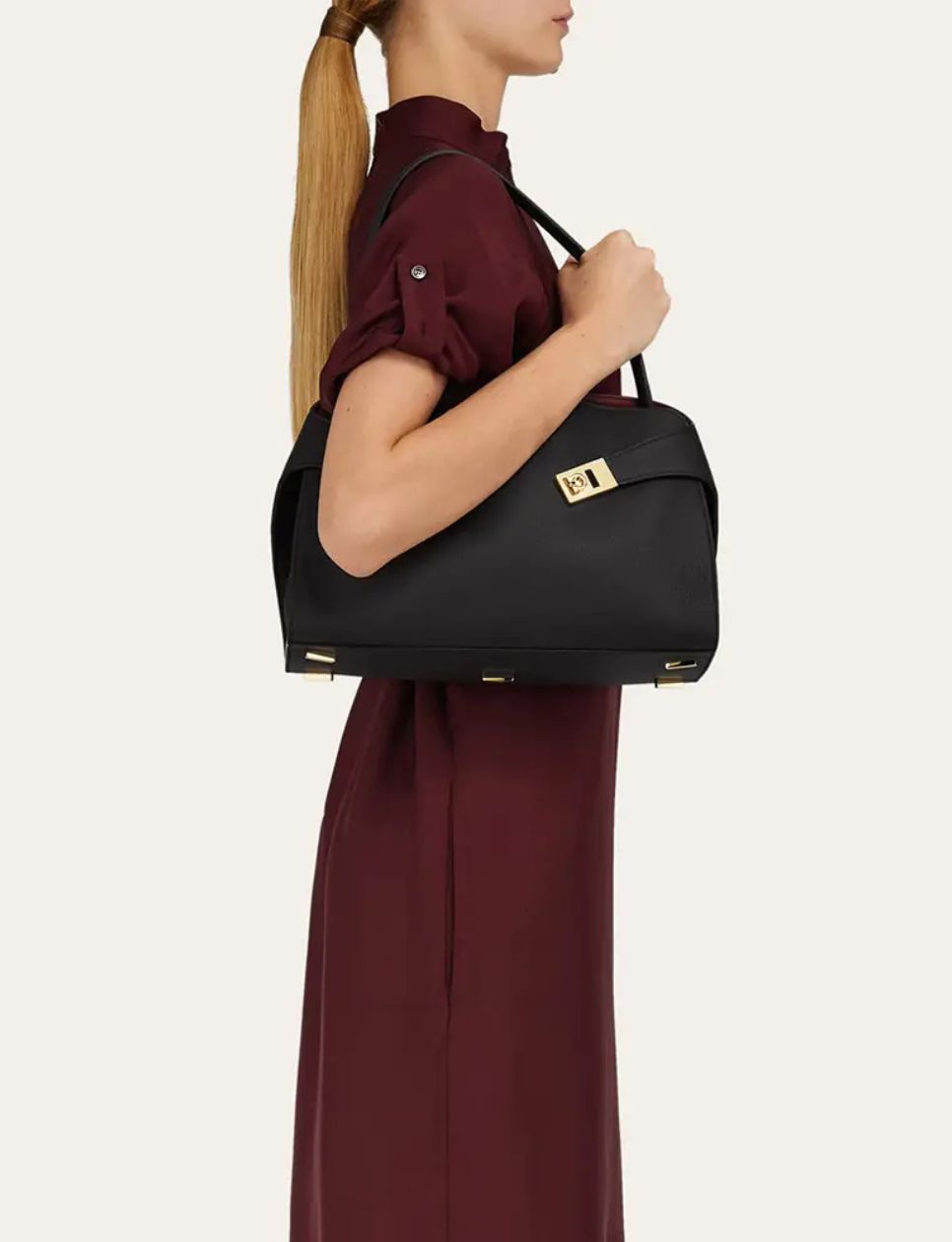 Hug bag bicolor black/burgundy (sumber gambar: ferragamo.com)