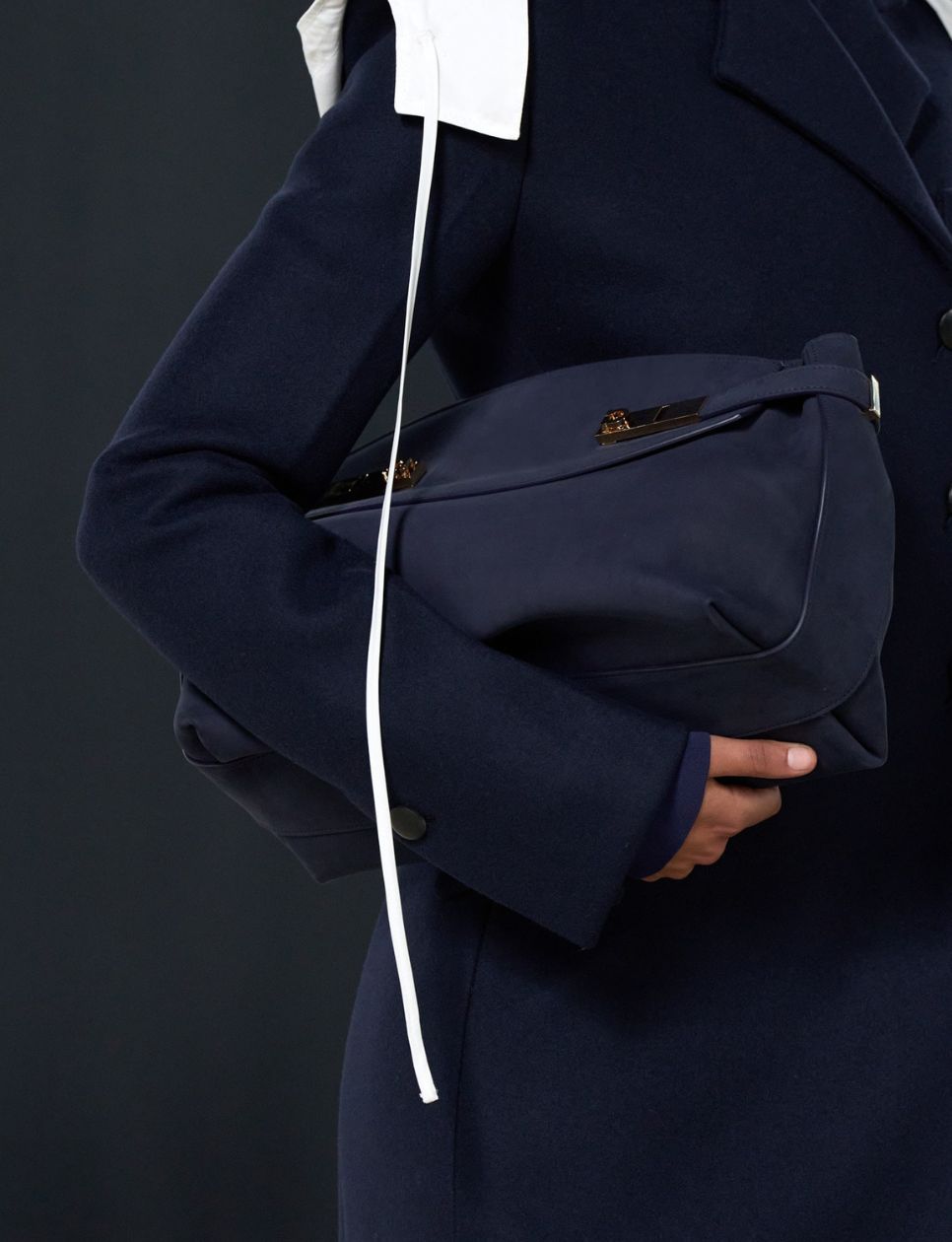 Hug Bag pada runway Fall/Winter 2023 (sumber gambar: ferragamo.com)