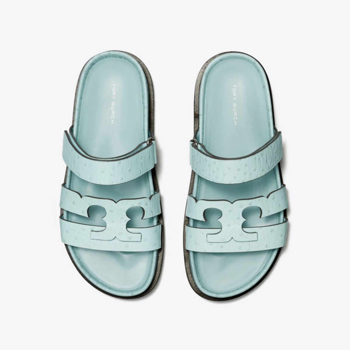 Logo Double T pada bagian depan sandal Tory Burch Ines Sport Slide (Sumber foto: https://toryburch.co.id)