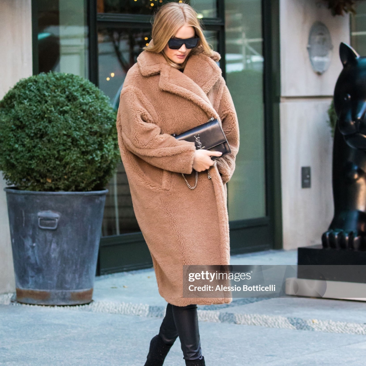 NEW YORK, NY - DECEMBER 07: Rosie Huntington-Whiteley is seen leaving her hotel on December 7, 2017 in New York, New York. (Photo by Alessio Botticelli/GC Images) Sumber foto: Getty Image