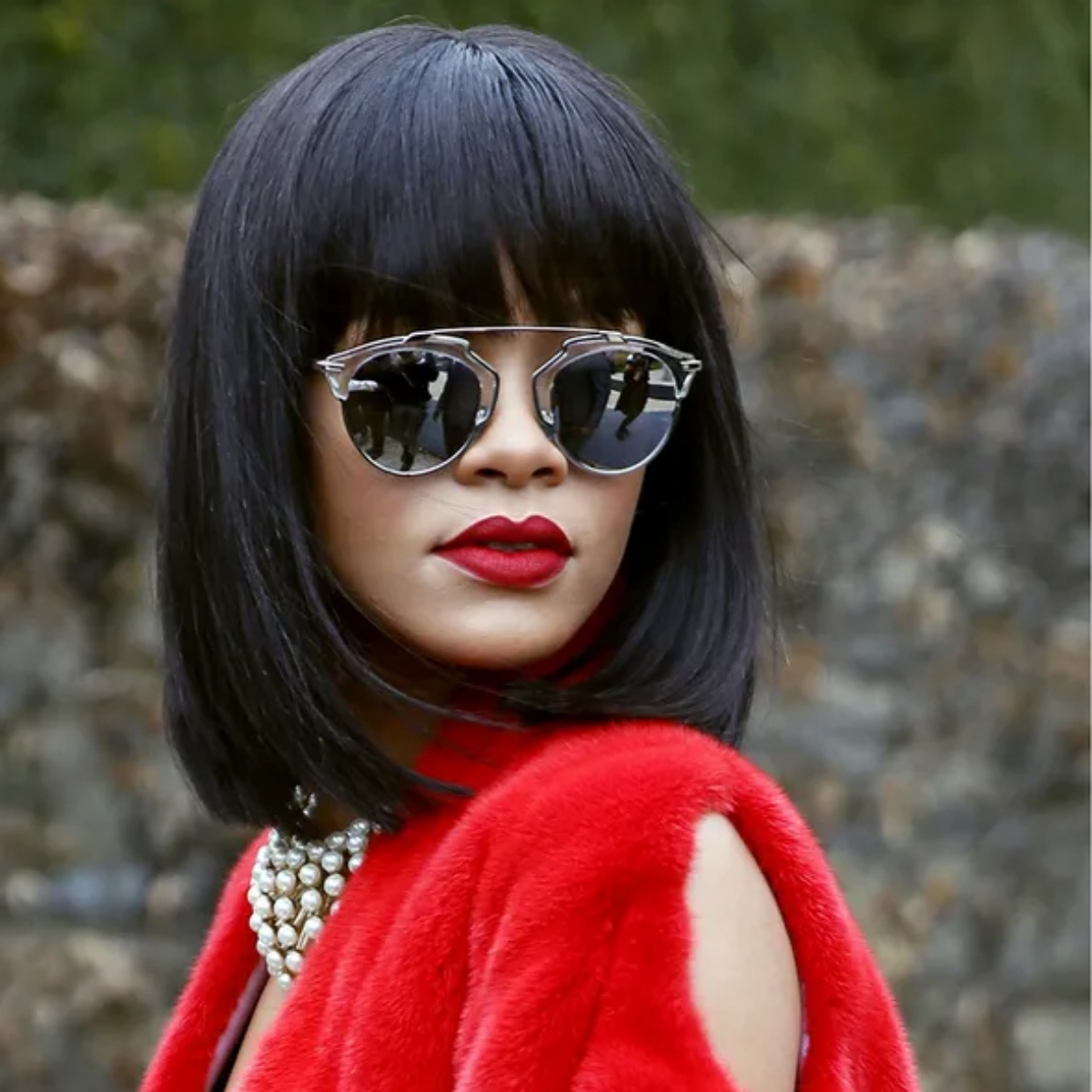 Rihanna memakai kacamata Christian Dior