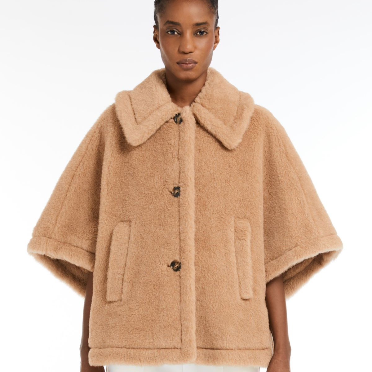 Max Mara Tenebre Teddy Fabric Cape Coat (Sumber foto: https://id.maxmara.com/)