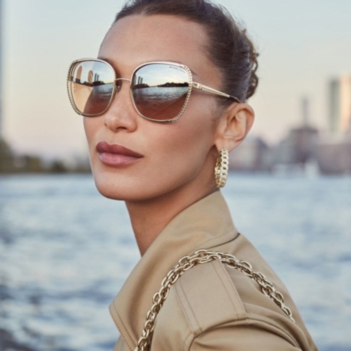 Bella Hadid memakai kacamata Michael Kors