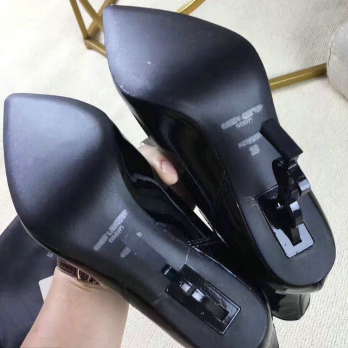 Tampilan sole sepatu palsu (Sumber foto: https://brandsblogger.com/)