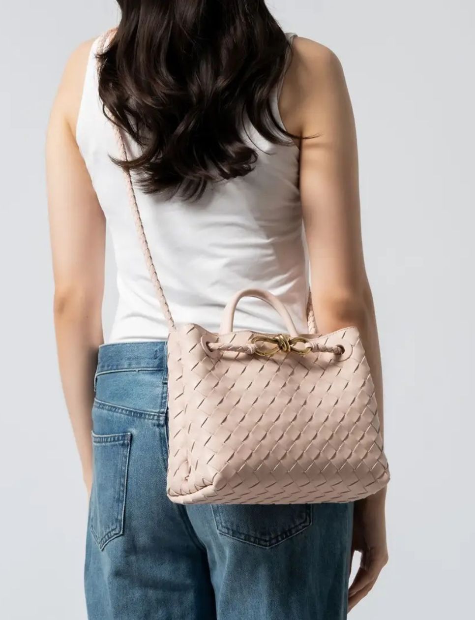 Small Andiamo Squared Shoulder Bag (sumber gambar: voila.id)