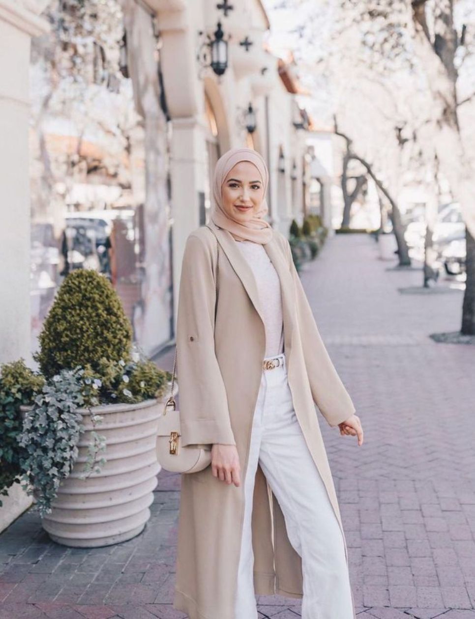 Trend outfit Ramadhan dengan kombinasi outerwear (sumber gambar: kr.pinterest.com)