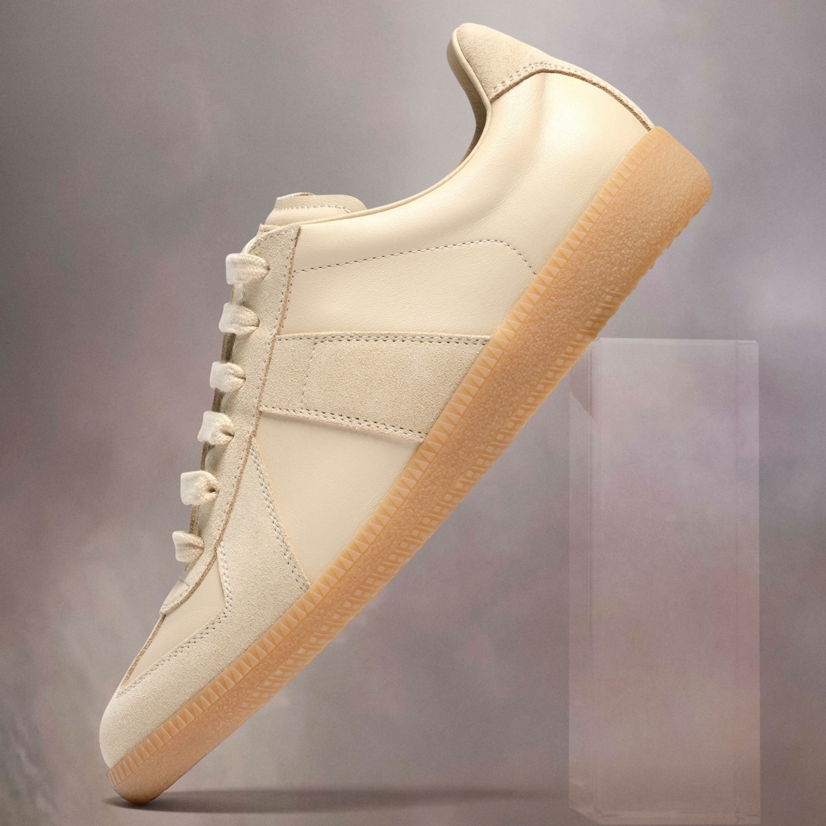 Model memakai sneaker Maison Margiela (Sumber foto: https://www.maisonmargiela.com/)