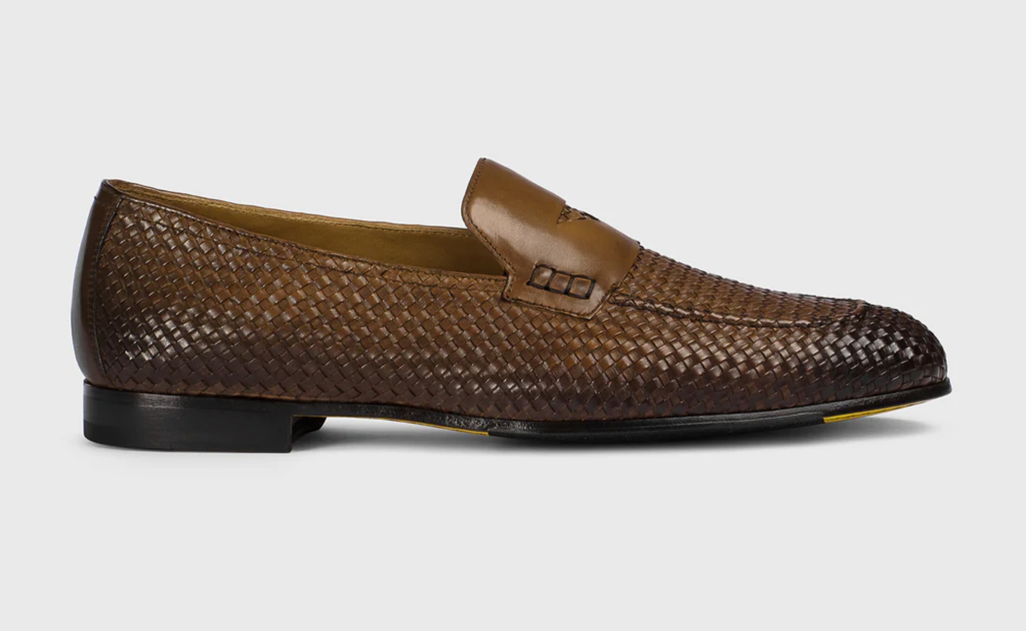 Tan-colored woven leather loafer (Sumber foto: https://www.doucals.com/)
