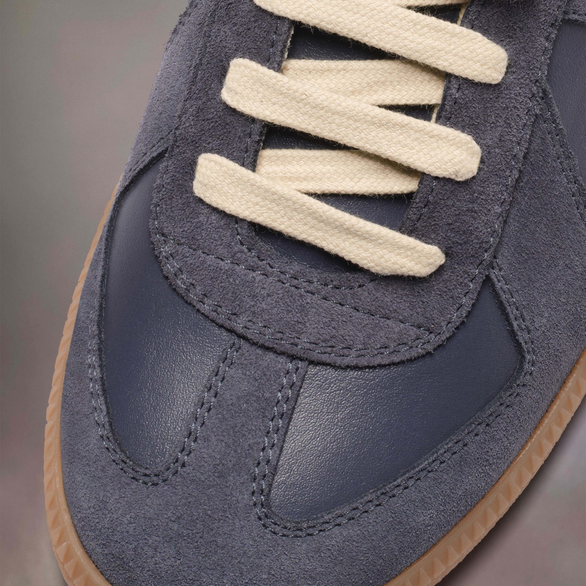 Stitching sneaker (Sumber foto: https://www.maisonmargiela.com/)