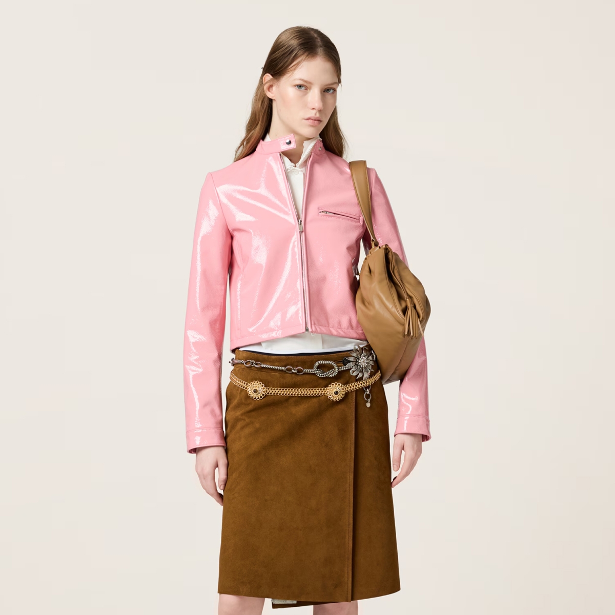 Model memakai baju Miu Miu (Sumber foto: https://www.miumiu.com/)
