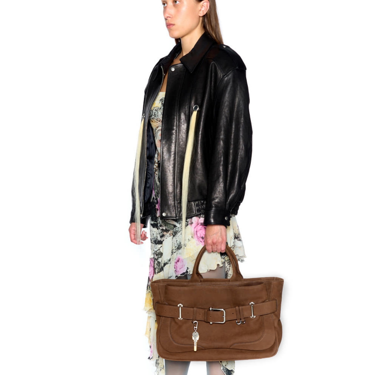 Model memakai Tote Brocle [Nubuck Brown] (Sumber foto: https://osoi.co.kr/)