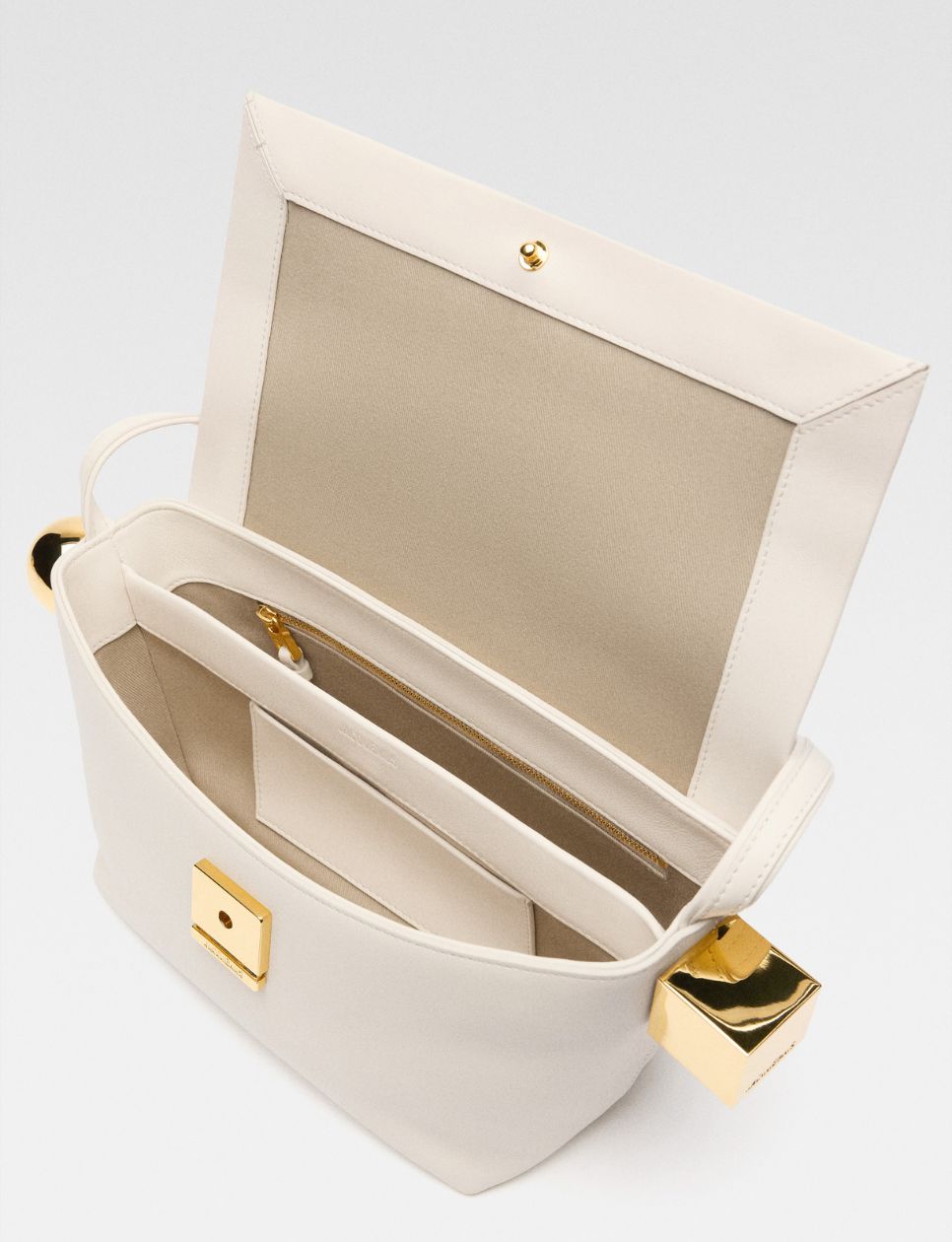 Detail interior The Rond Carre Flap Shoulder Bag (sumber: jacquemus.com)