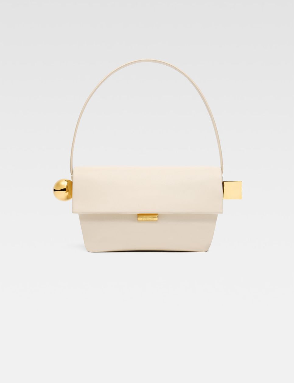 Detail geometris yang dimiliki oleh The Rond Carre Flap Shoulder Bag (sumber: jacquemus.com)