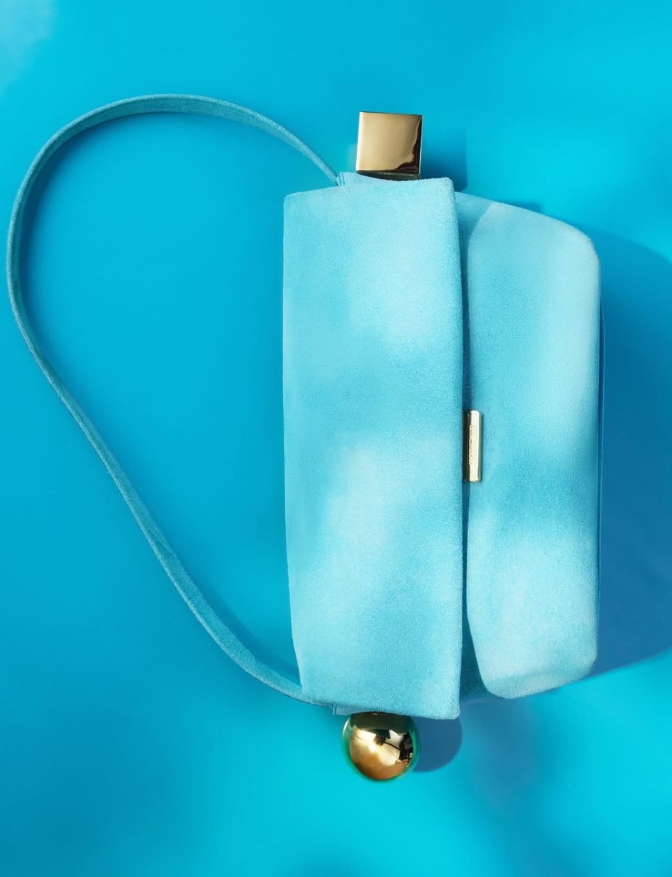 Koleksi The Rond Carre Flap Shoulder Bag yang berwarna cobalt blue (sumber: instagram.com/jacquemus)
