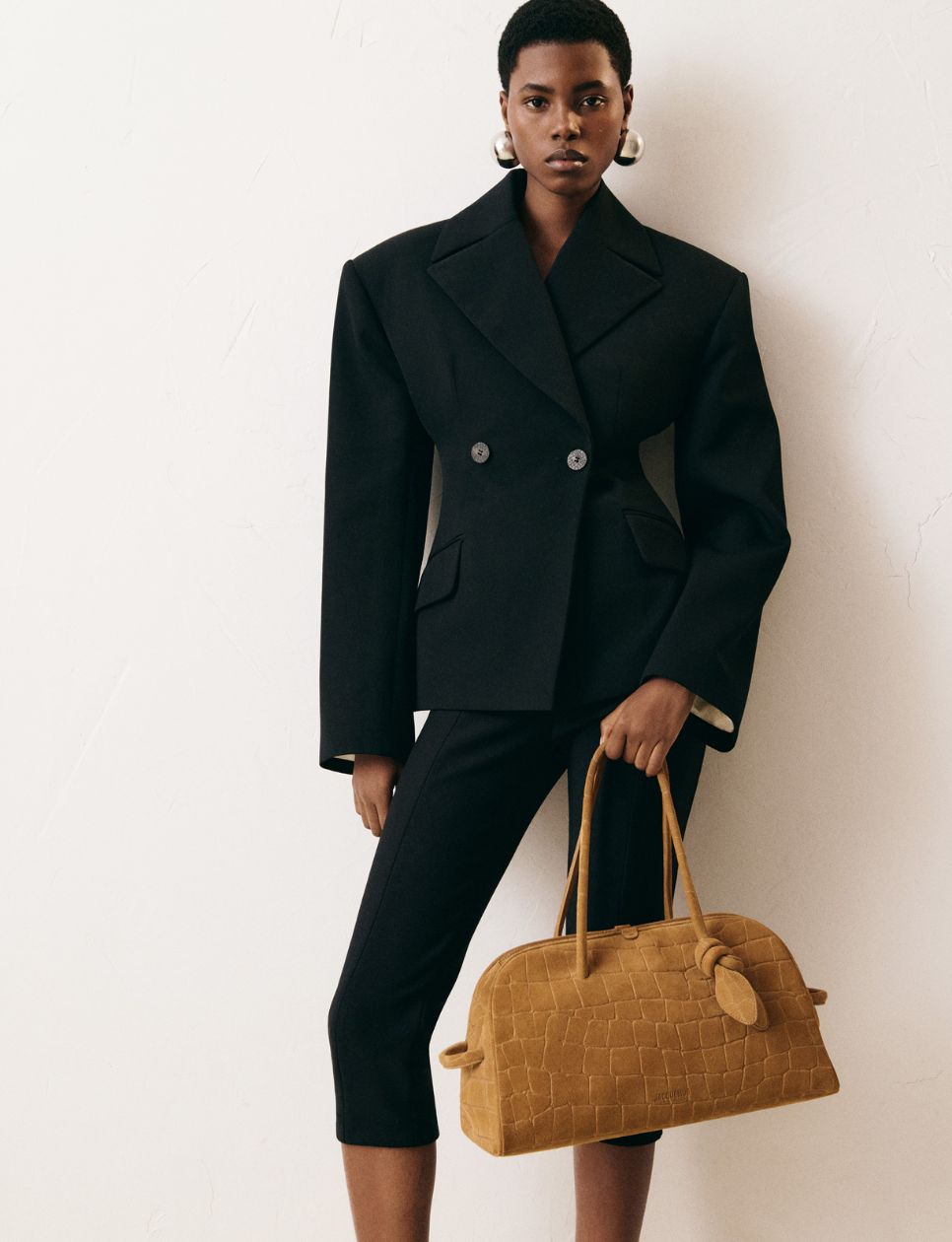 The Turismo LA CROISIÈRE Soft bowling bag Camel (sumber: jacquemus.com)