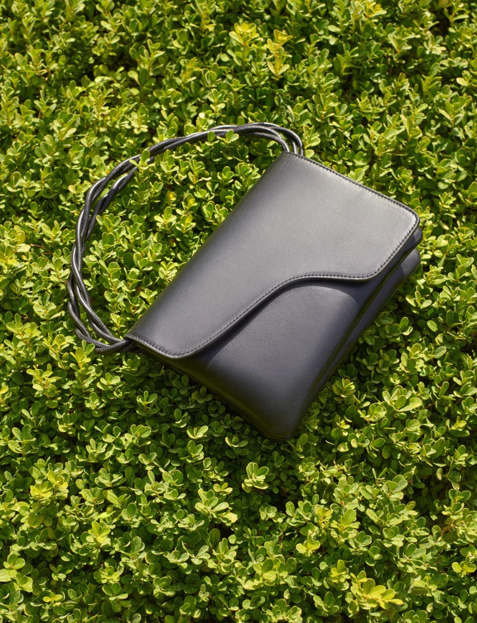 Duronia Black Nappa Mini Crossbody Bag (sumber: atpatelier.com)