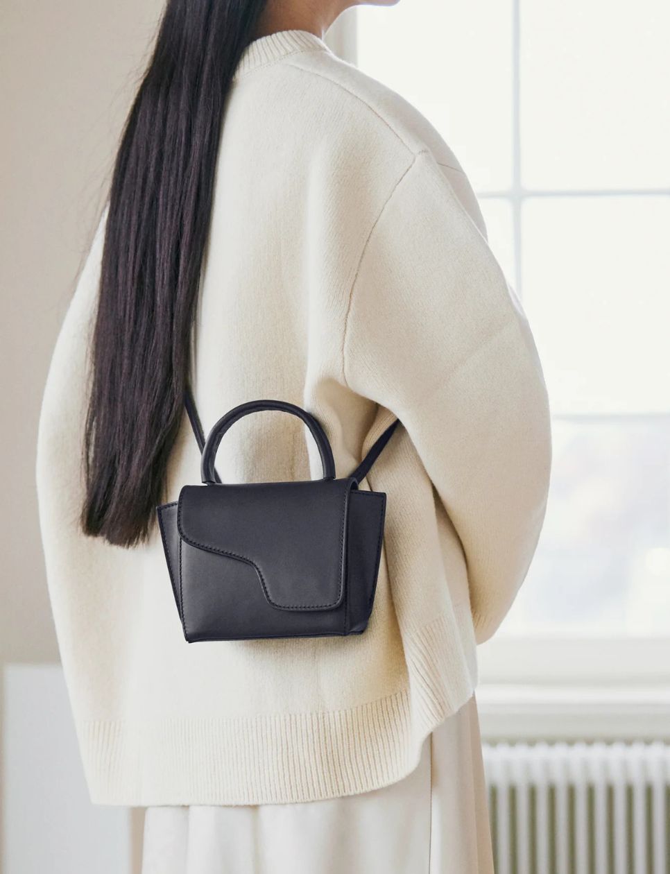 Montaicino Black Mini Handbag (sumber: atpatelier.com)