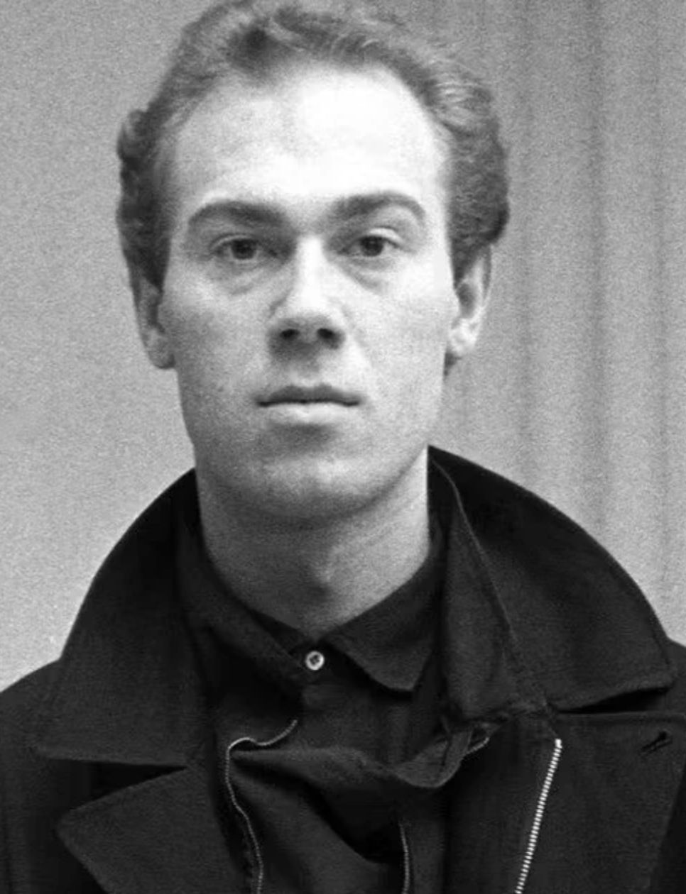 Martin Margiela, founder dari Maison Margiela (sumber: https://edit.voila.id/simak-cerita-desainer-misterius-asal-belgia-martin-margiela/)