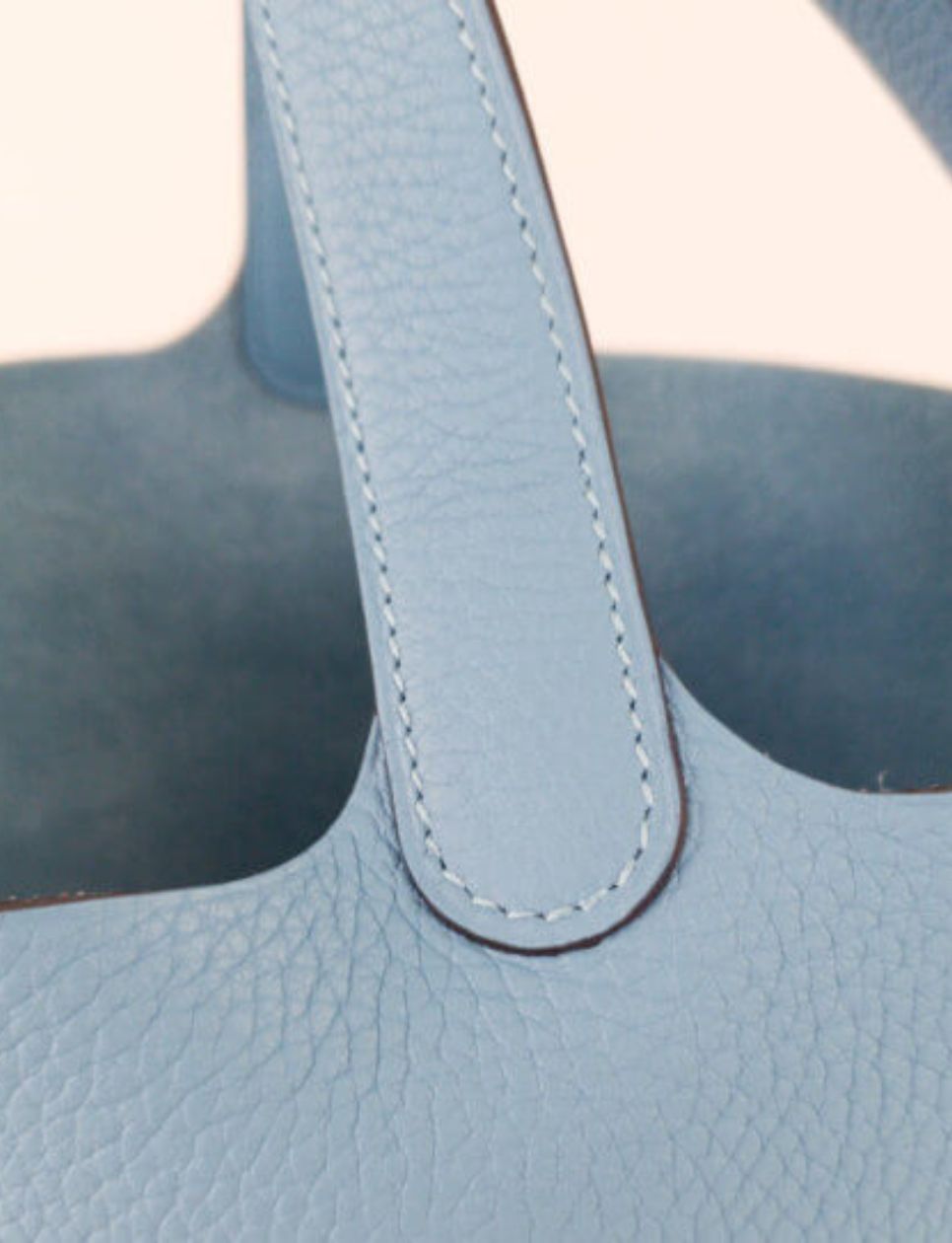1. Periksa Material Tas Secara Seksama