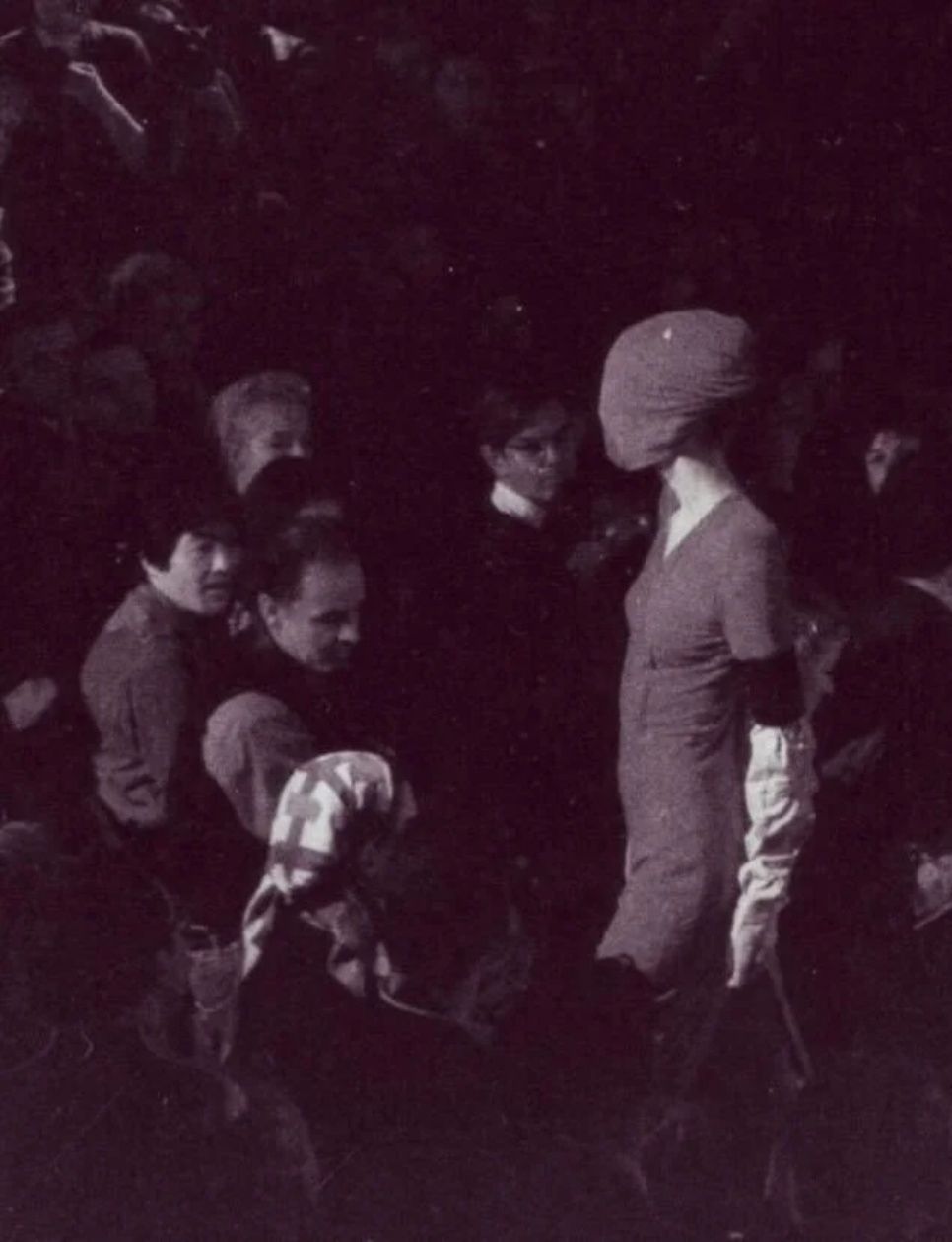 Runway show Spring 1989, yang menampilkan sejumlah model dengan topeng untuk menutupi wajah (sumber: https://edit.voila.id/simak-cerita-desainer-misterius-asal-belgia-martin-margiela/)