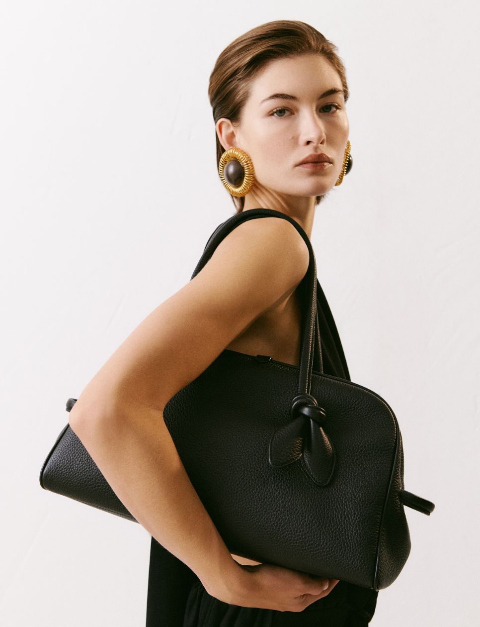 Koleksi The Turismo berwarna hitam yang timeless dan versatile, cocok untuk gaya hidup yang cepat dan dinamis (sumber: jacquemus.com)