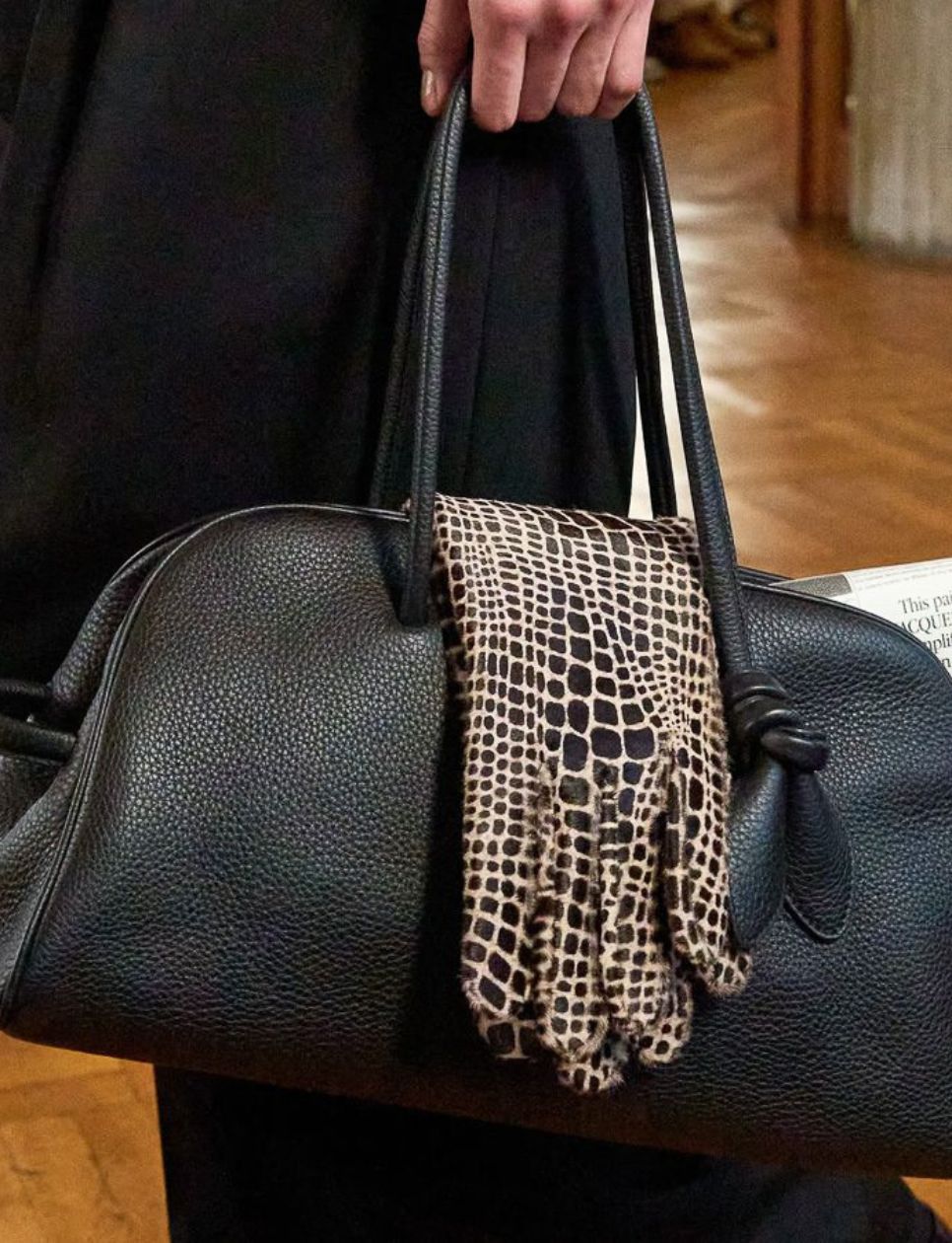 Jacquemus The Turismo Bag in Spring Collection Runway (sumber: https://www.purseblog.com/jacquemus/the-newest-jacquemus-bag-might-be-its-best-bag-ever/)