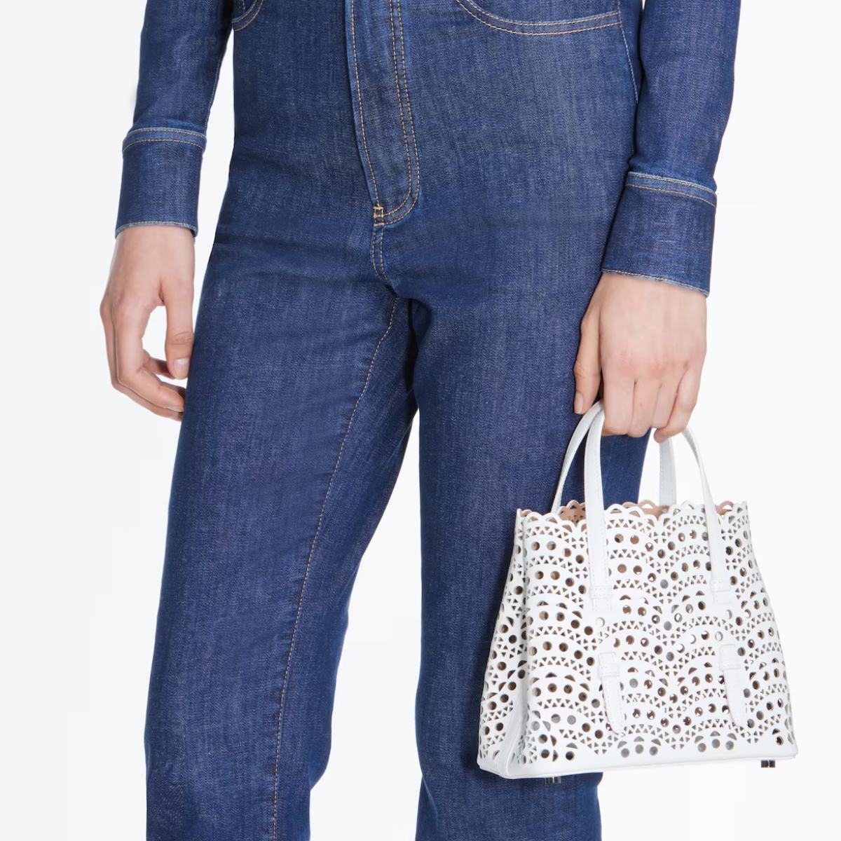 Model memakai Mina 20 Bag In Vienne Wave Calfskin (Sumber foto: https://www.maison-alaia.com/)
