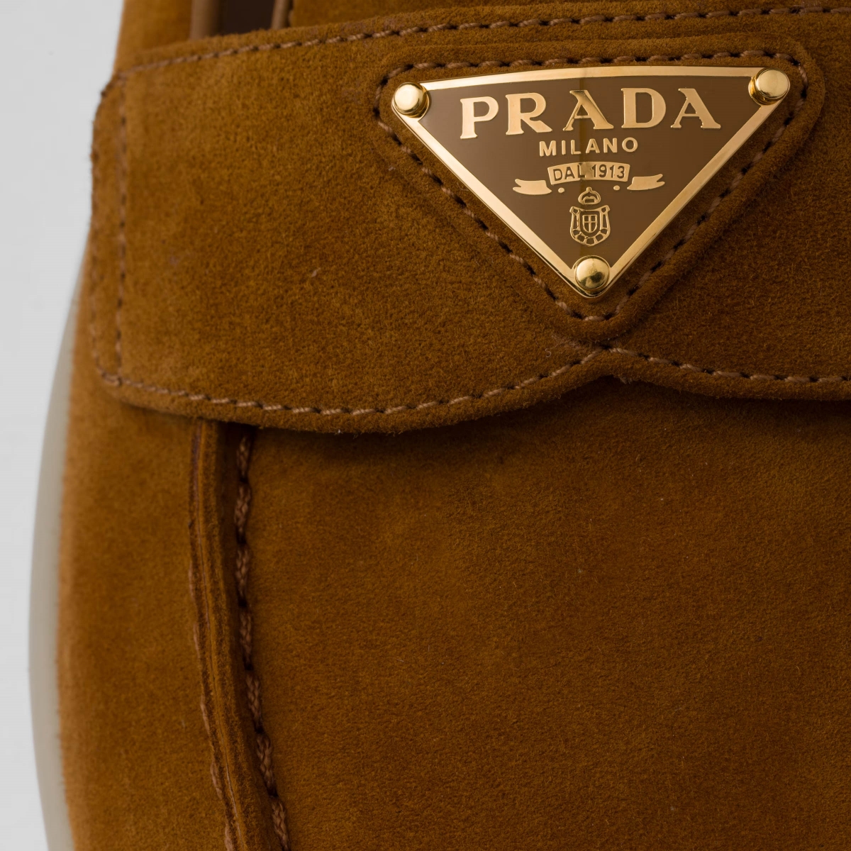 Stitching di sekitar logo segitiga Prada (Sumber foto: https://www.prada.com/)