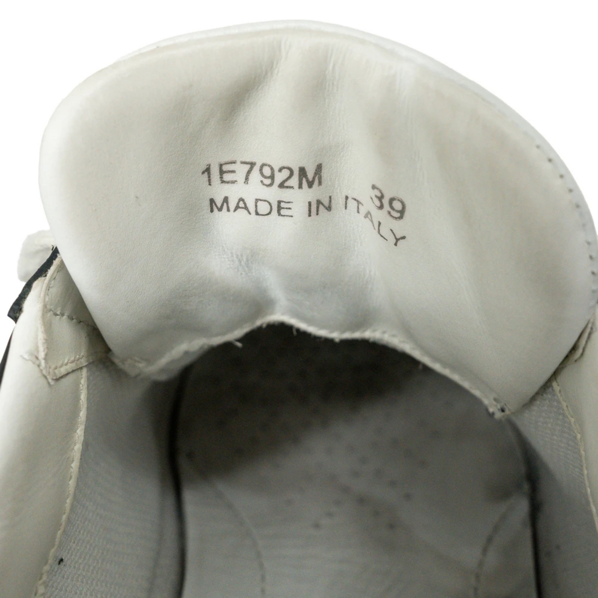 Serial number di bawah tongue (Sumber foto: https://valuecreationuae.com/)