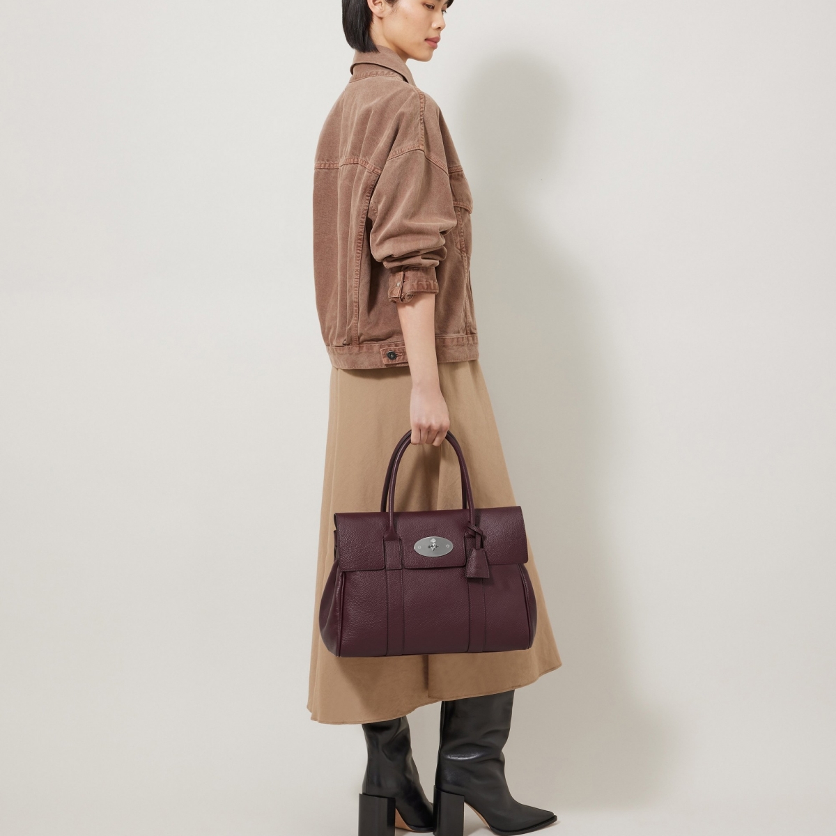 Model memakai tas Black Cherry Small Classic Grain (Sumber foto: https://www.mulberry.com/)