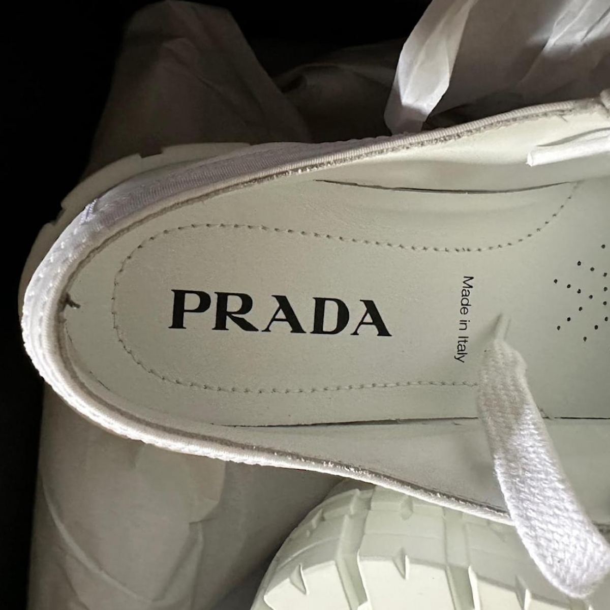 Insole sneaker Prada (Sumber foto: https://www.jolicloset.com/)