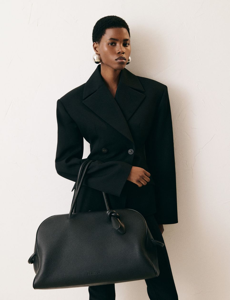 Versi large dari koleksi The Turismo black (sumber: jacquemus.com)