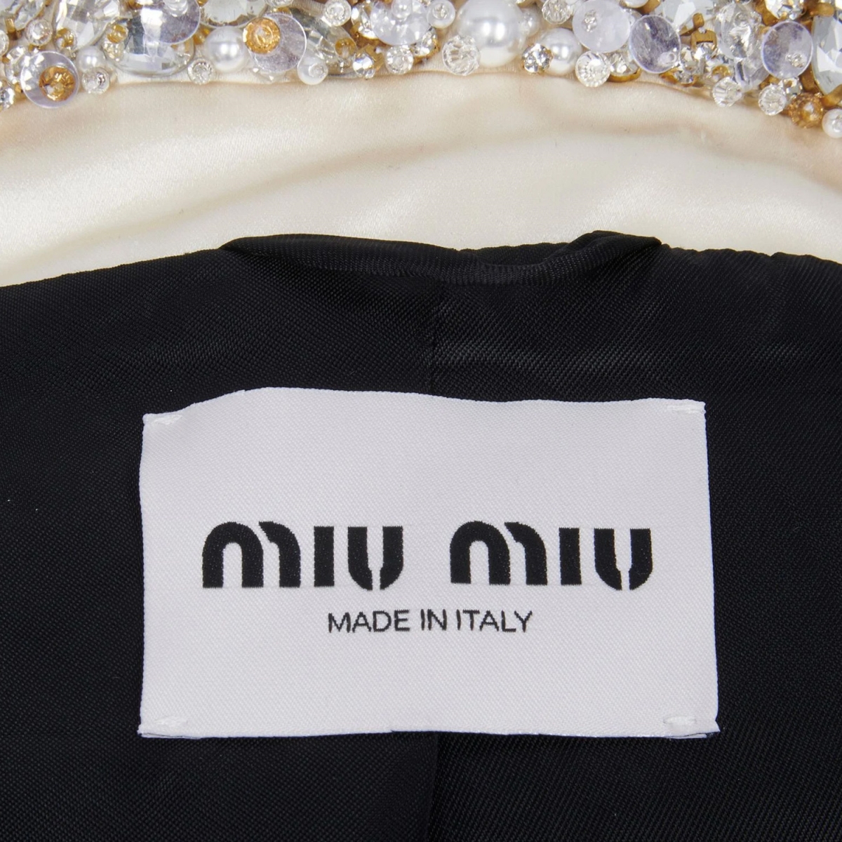 4. Cek Colar Label Miu Miu