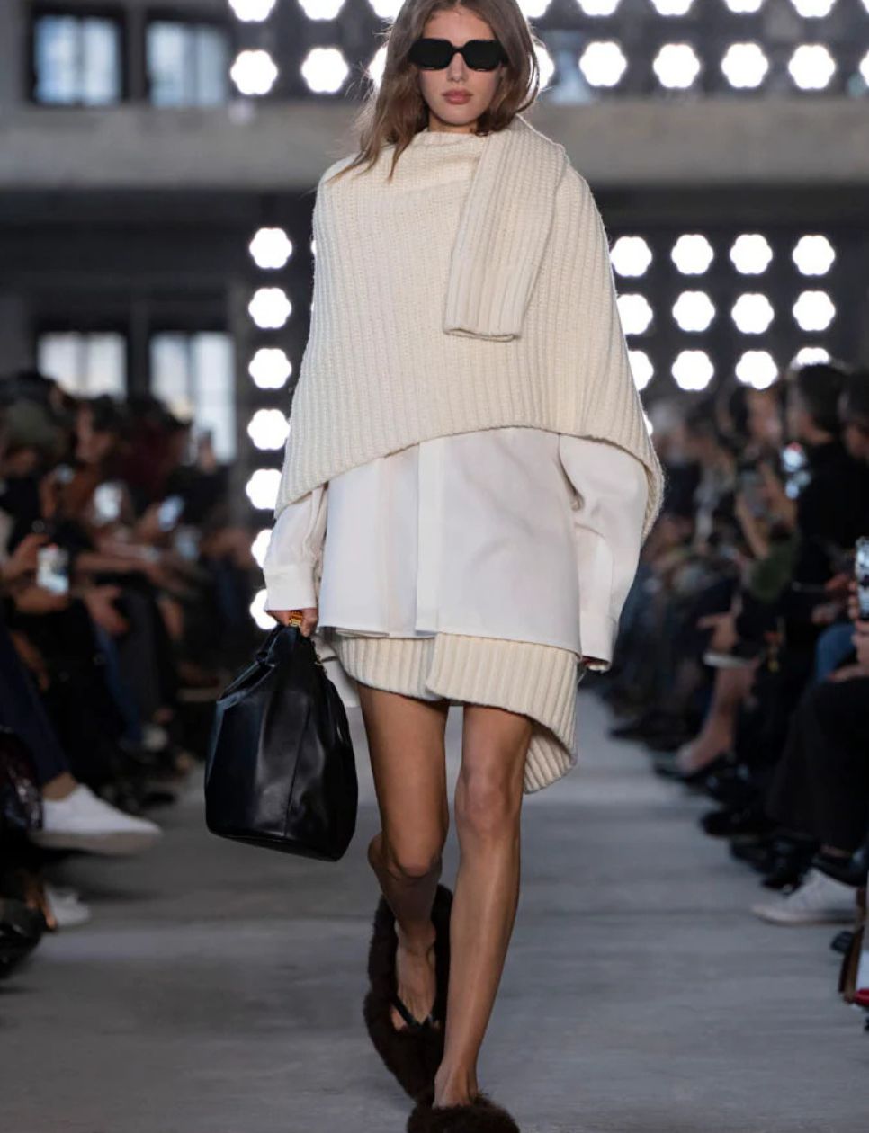 Sacai Autumn＆Winter 2025 Collection Look 14 (sumber: https://www.sacai.jp/en/pages/seasons/sacai-autumn-winter-2025-collection#15)