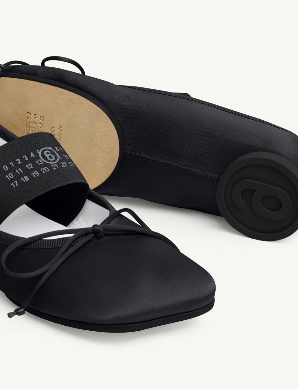 Desain split sole yang samar di MM6 Anatomic Ballerinas Black (sumber: maisonmargiela.com)
