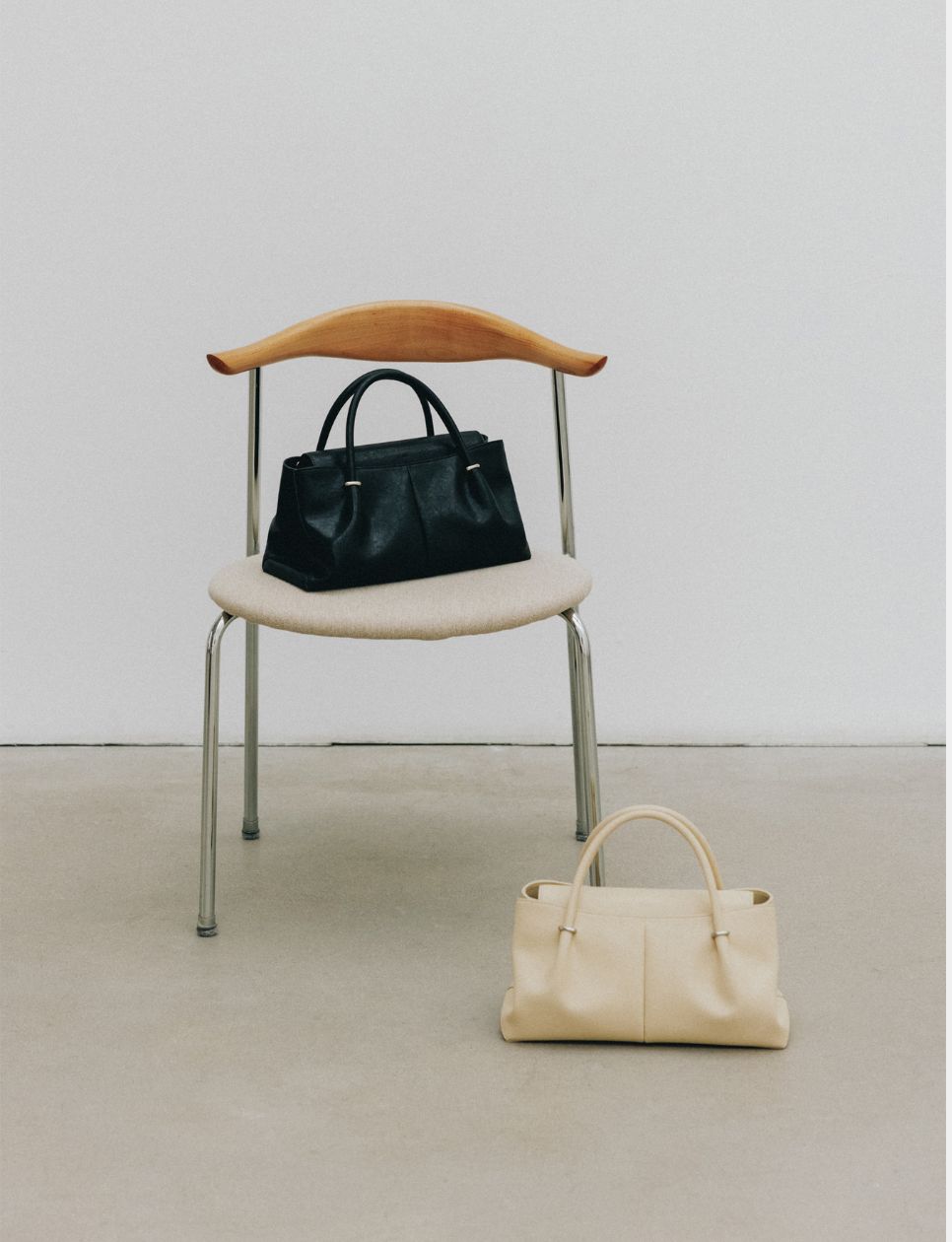 6. Anneau Flap Crossbody Bag Soft Black